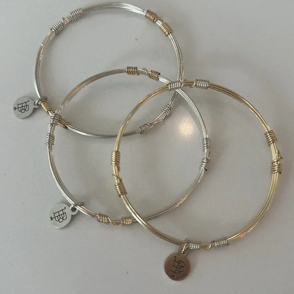 Bourbon and bowties, bangle bracelets, set of three, gold &silver mixed like new - Picture 3 of 8